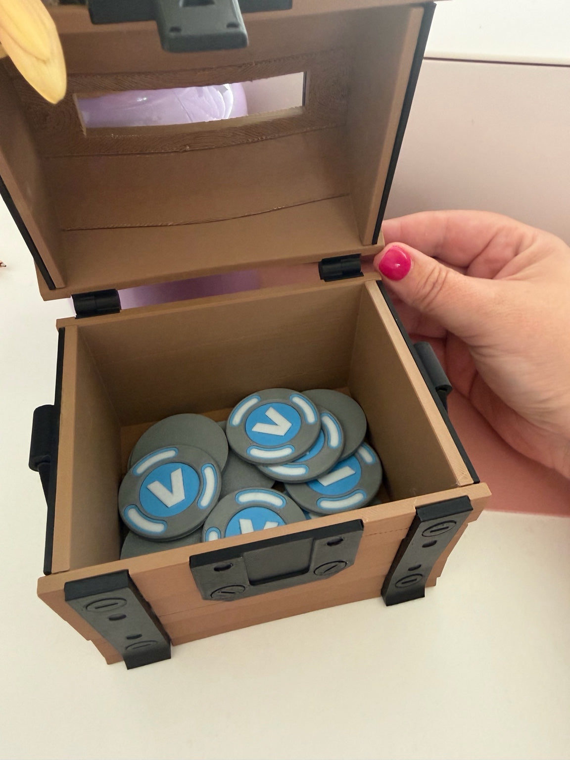 Fortnite money box with 10 vbucks