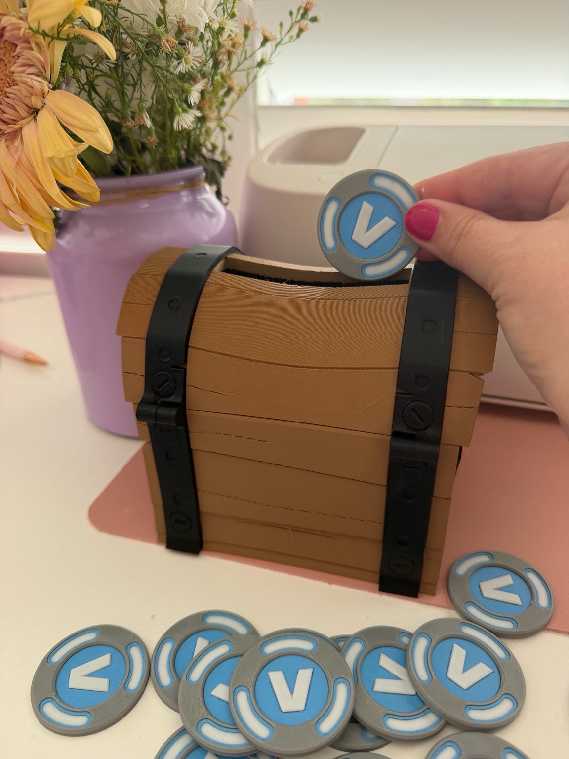 Fortnite money box with 10 vbucks